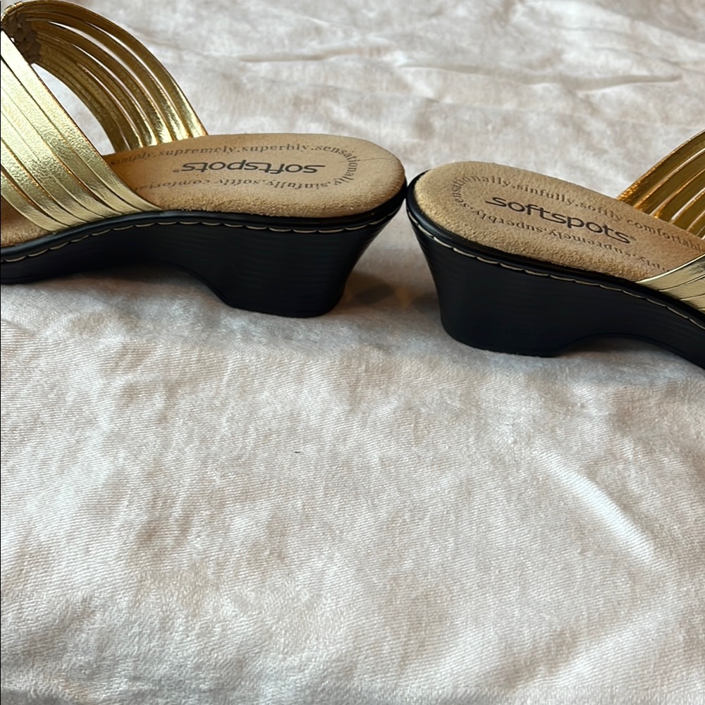 Softspots “Traci” Gold wedge sandal with Woven Design size 5 - Picture 7 of 7